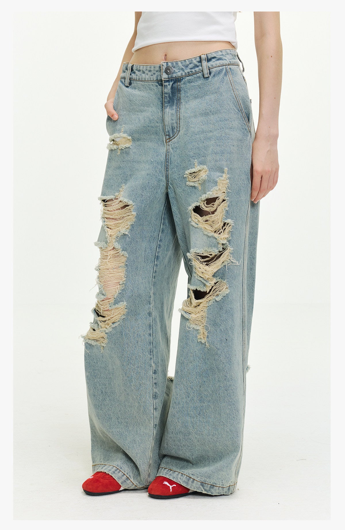 Jean femme oversize délavé à déchirures, coupe large et longue style streetwear tendance