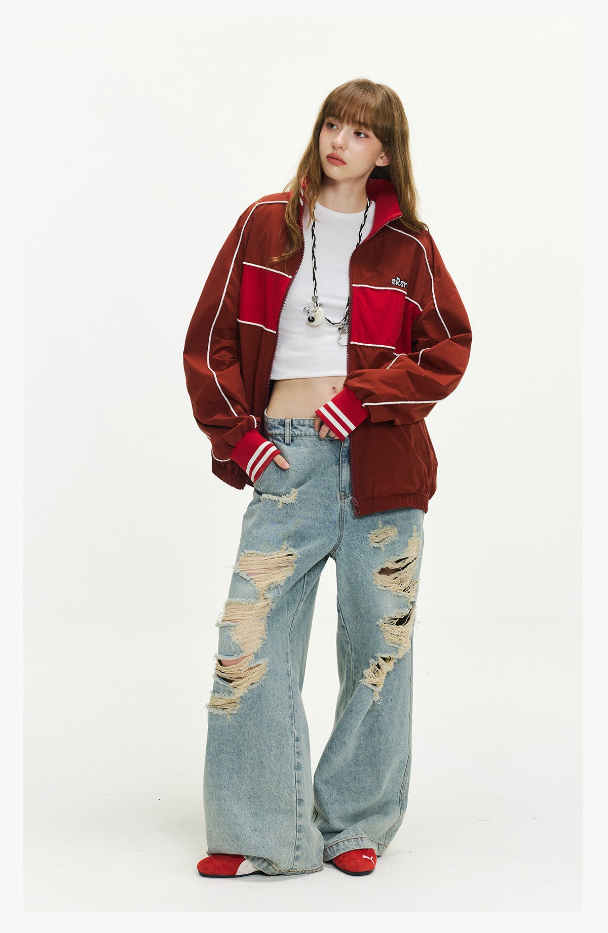 Jean femme oversize délavé à déchirures, coupe large et longue style streetwear tendance